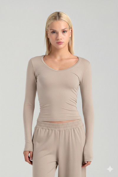 SHEISMONO Εξαιρετικά απαλή μπλούζα με λαιμόκοψη V σε μπεζ απόχρωση