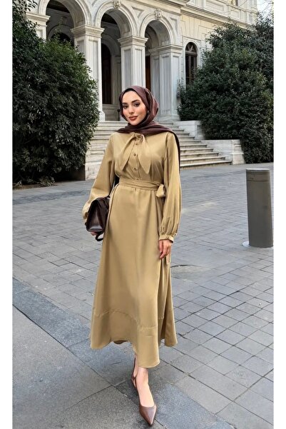 Alaise Fular Detaylı Yaka Kuşaklı Elbise