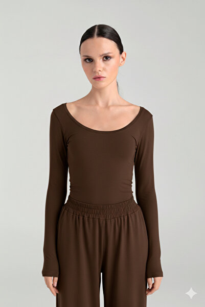 SHEISMONO Εξαιρετικά απαλή μπλούζα με οβάλ λαιμόκοψη σε καφέ χρώμα