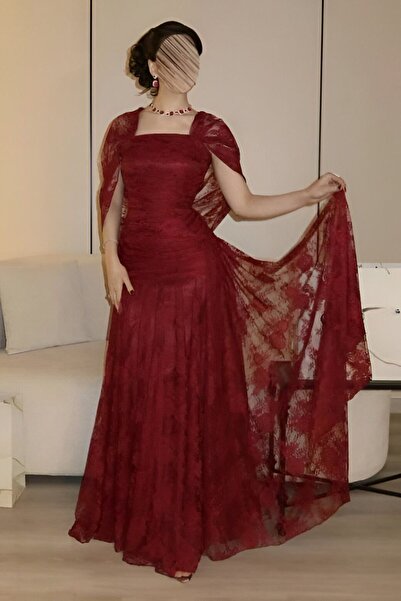 FASHION A luxurious red lace evening dress, featuring a classic and elegant d...