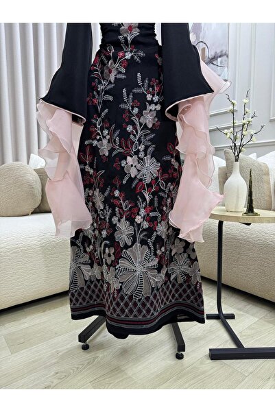 FASHION فستان أسود مطرز بورود ملونة، يتميز بأكمام واسعة مزينة بكشكش زهري ناعم.