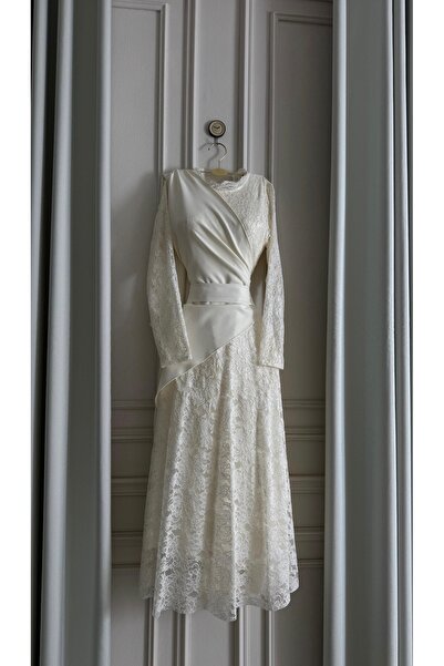 Larn-dress A distinctive off-white dress