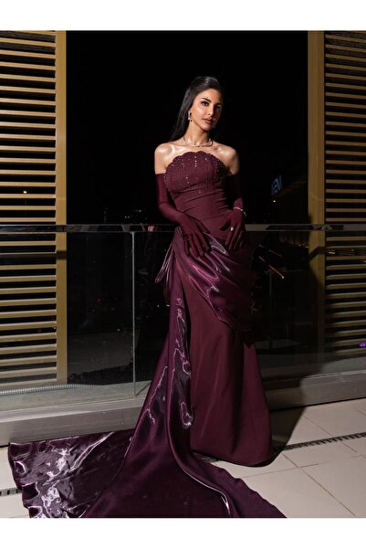 FASHION فستان سهرة خمري فاخر، يظهر بلمعان ناعم مع قفازات طويلة وأناقة مثالية ...