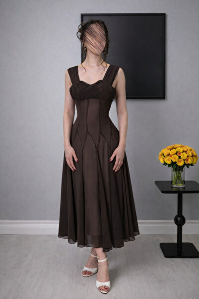 Jood An elegant and soft dress with distinctive details.