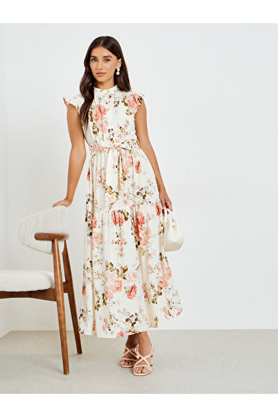 Styli فستان ماكسي أبيض مزين بتفاصيل زهور دقيقة