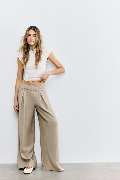 Stradivarius Zincir detaylı liyosel pensli pantolon