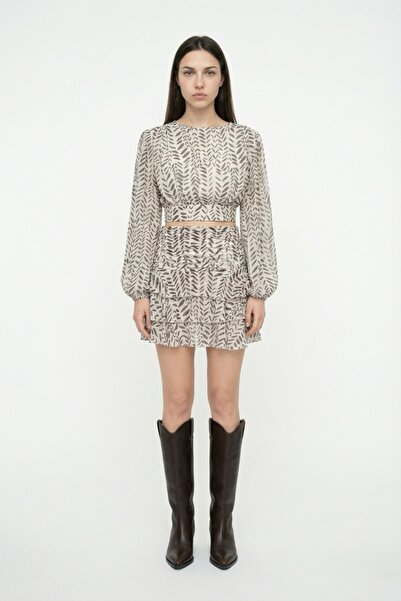 Quzu بلوزة قصيرة منقوشة مكشوفة الظهر باللون الكاكي