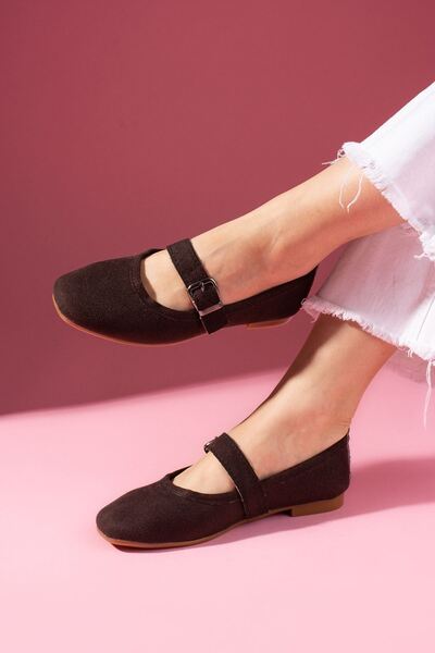 FUGA MODA حذاء باليه لورينا بني من الجلد السويدي مع إبزيم ذهبي وشريط سميك