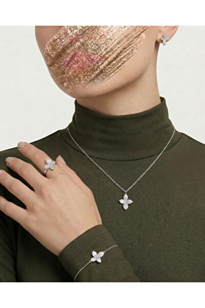 Un Diamond jasmine flower set studded with zircon