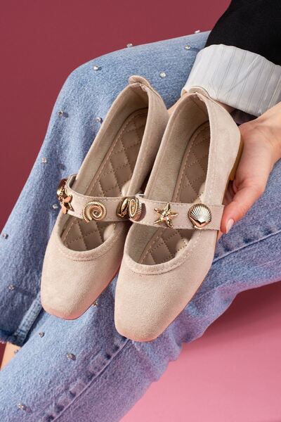 FUGA MODA حذاء باليه مارينا بيج من جلد الغزال مع حزام على شكل نجمة البحر