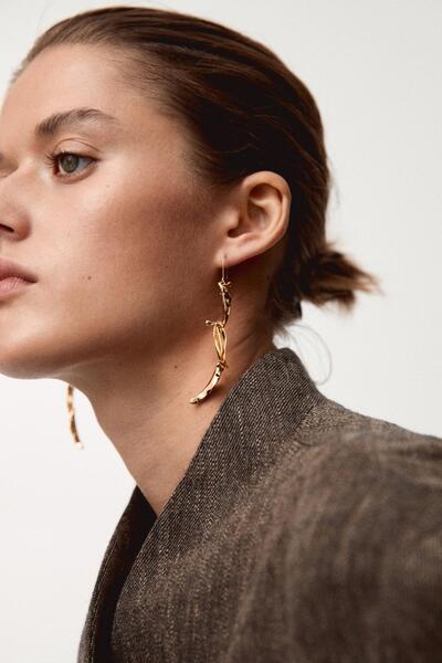 Massimo Dutti Yaprak motifli sallantılı küpe