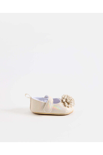 REDTAG حذاء عربة أطفال كبير الحجم بلون بيج فاتح لامع