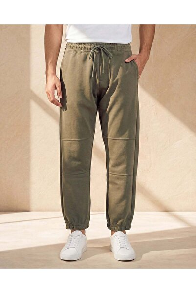 REDTAG بنطال رياضي رجالي بلون الزيتوني الأخضر