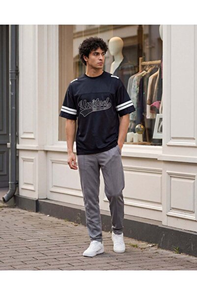 REDTAG تيشيرت رياضي رجالي أسود فضفاض بطبعة أمامية وخلفية