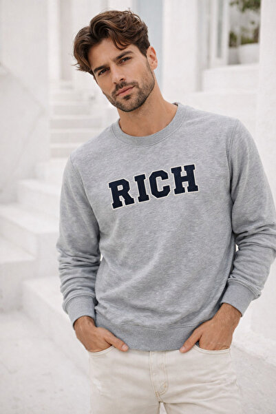 Rich سويت شيرت رجالي من القطن باللون الرمادي ذو ياقة دائرية ومطبوع بمقاس كبير