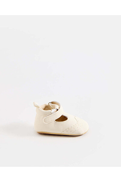 REDTAG حذاء عربة أطفال بيج فاتح اللون بتصميم حرف T