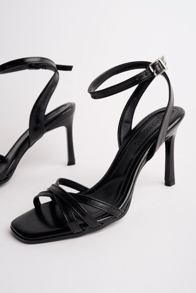 NOBLE TREAD SHOES Women's Cross-Strapped 9 cm Thin Heeled Sandals – Stylish Design with Ankle Buckle