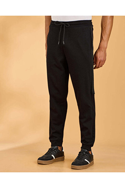 REDTAG بنطال رياضي رجالي أسود مزين بحافة مضلّع