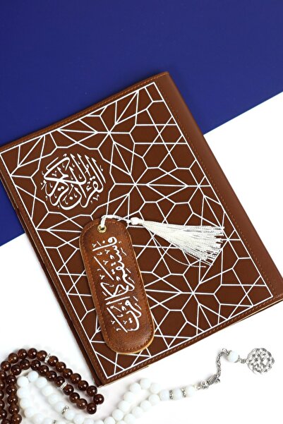 casing غلاف جلدي بني بنقوش هندسية بيضاء وفاصل أنيق، يحمي الكتب بأسلوب عصري.