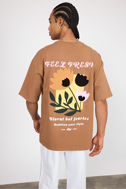 MADZEYMODA Ανδρικό μπλουζάκι με στάμπα στην πλάτη σε καφέ χρώμα, μεγάλου μεγέ...