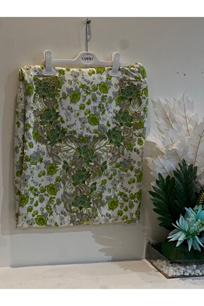 REHAM Emirati-style embroidered fabric for the chest and sleeves