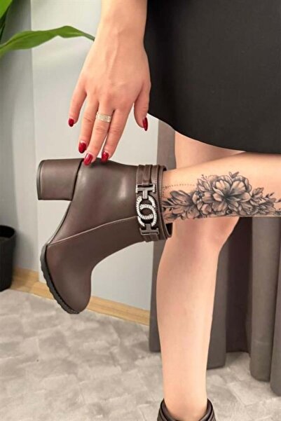 Difolia Women's Hana Brown Stone Buckle (6 cm) Heeled Oval Toe Boots