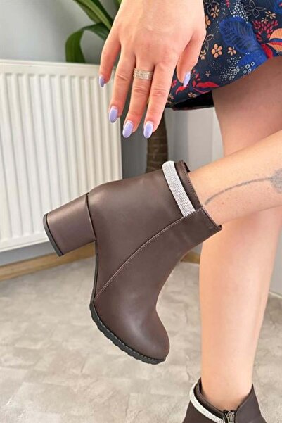 Difolia Women's Trend Bitter Brown Back-Studded (6 cm) Heeled Oval Toe Boots