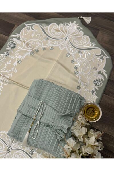 RUG طقم صلاة مميز بلون زيتي فاتح، يجمع بين أناقة التصميم وجمال التطريز الكلاس...