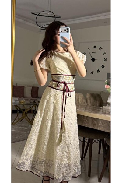 Special-DIARA A charming classic dress in a cream color