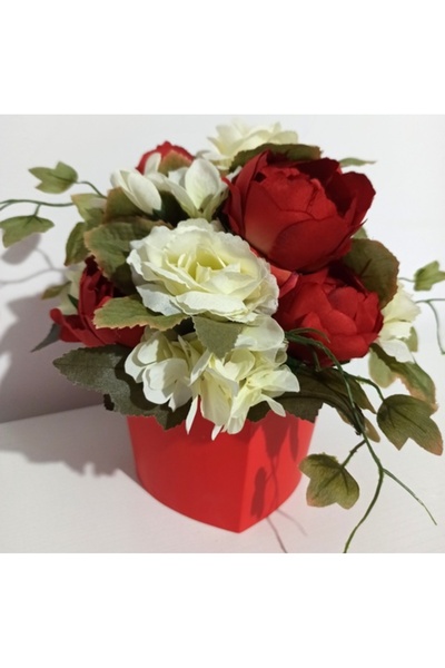 Pasiunea Florilor Red Heart Box With Beige Pearlescent Buds