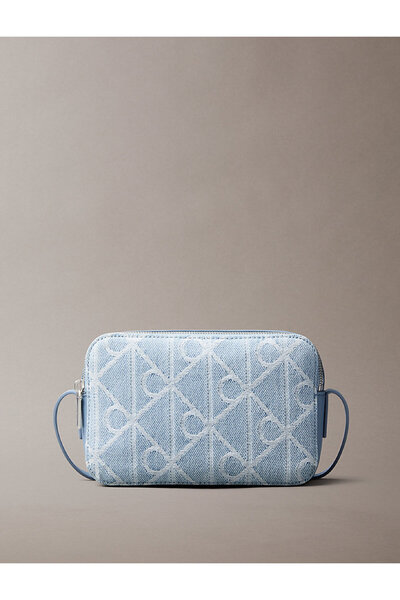 Calvin Klein حقيبة كتف نسائية من قماش الدنيم من Emblem Aop