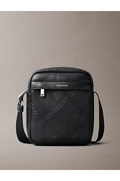 Calvin Klein حقيبة كتف رجالية من Emblem Aop Emboss