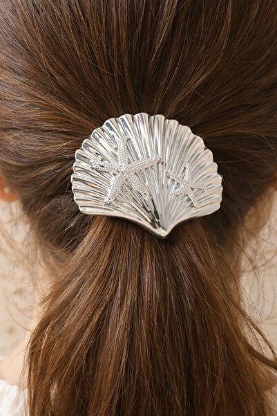 TAKIŞTIR Metalna kopča u obliku školjke srebrne boje