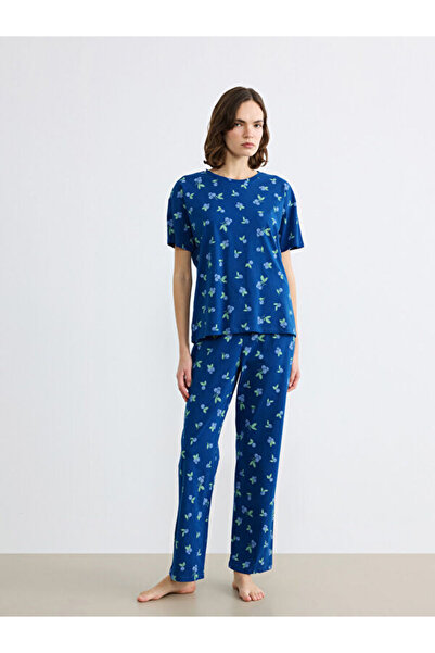 LC Waikiki Rmz Gi̇yi̇m Farkiyla Zero Roba Yaka Cherry Printed Women's Pajama Set