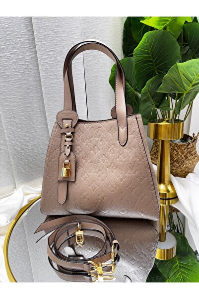 GENERAL A stylish women's Clutch Bag with a modern design that combines luxur...