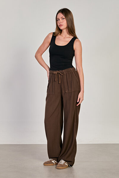 BARRELS AND OIL بنطال واسع بجيب مربع مرن عند الخصر للنساء - بني مرير