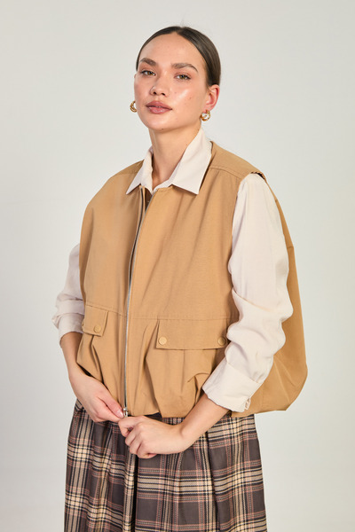 BARRELS AND OIL Women's pocketed crew neck vest - camel