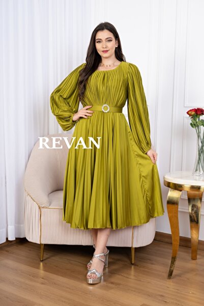revan A pleated dress with an elegant and flowing design