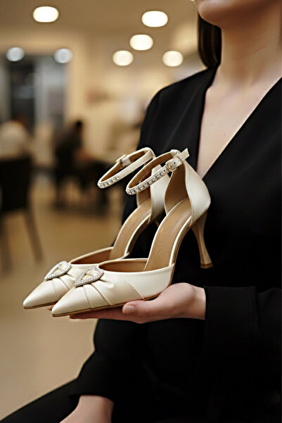 Modavien Γυναικεία βραδινά παπούτσια με λεπτομέρεια καρδιάς σε μπεζ χρώμα, ύψ...