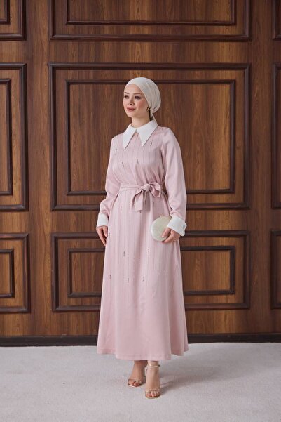 ARWEN&ROSE Gömlek Yaka Kuşaklı Desenli Tesettür Elbise – Toz Pembe