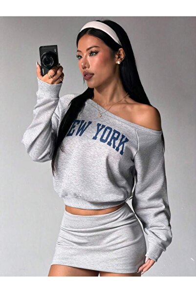 OVER HEAD سويت شيرت نسائي قصير بطبعة نيويورك وياقة غير متماثلة