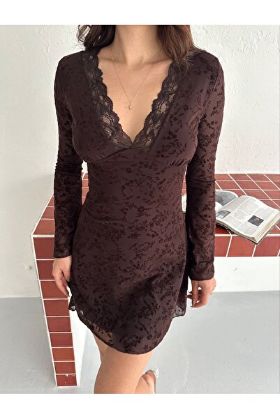 02Lady Fashion Flocked Printed Lace Detailed V-Neck Dress