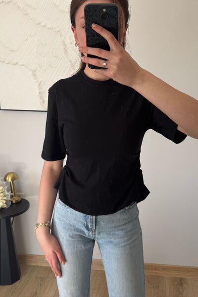 İlayda Toprak Κομψή μαύρη κοντομάνικη μπλούζα με σκίσιμο στην πλάτη και εφαρμ...