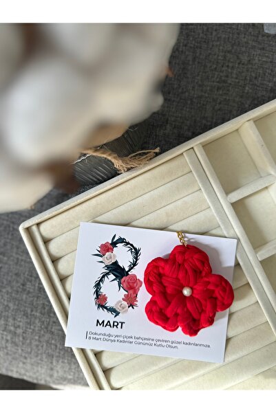 Rüya سلسلة مفاتيح على شكل زهرة بتفاصيل لؤلؤية