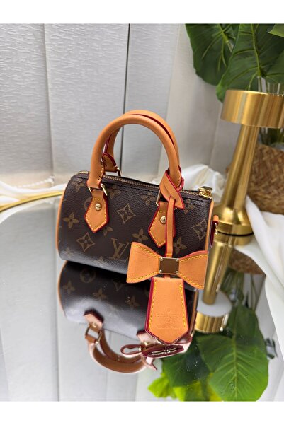 GENERAL A small women's Clutch Bag with a stylish and attractive design.