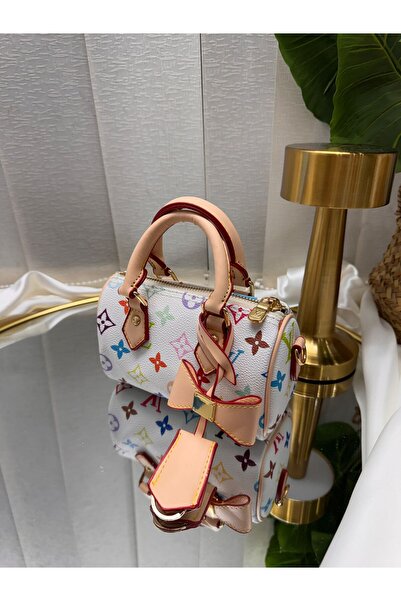 GENERAL A small women's Clutch Bag with a stylish and attractive design.