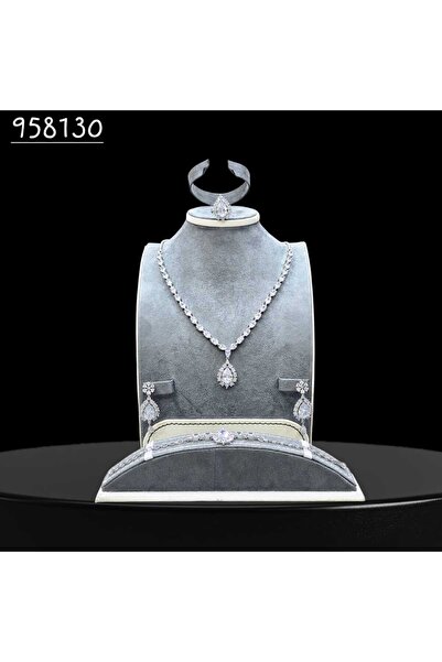 Arjwan Accessories A stunning women's jewelry accessory set