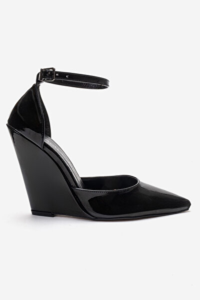 Ayakkabı Ateşi Μαύρα λουστρίνια γυναικεία παπούτσια με μυτερή μύτη και τακούν...