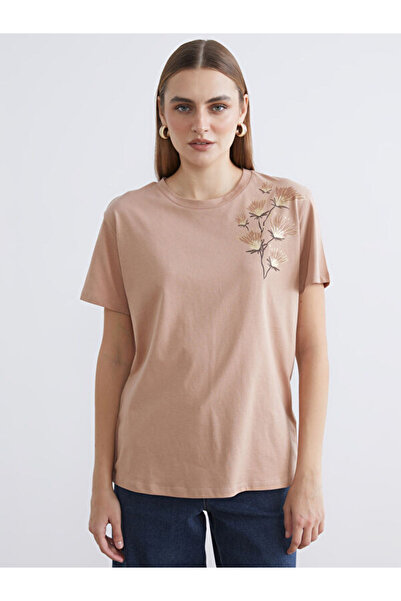 LC Waikiki RMZ GİYİM FARKIYA بلوزة بياقة روبا مزينة بالزهور