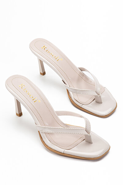 RİSSOLİ Women's Beige Wrinkled Patent Leather Flip-Flop Heeled Sandals